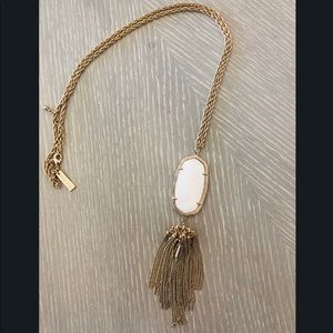 Rayne Necklace In White Pearl